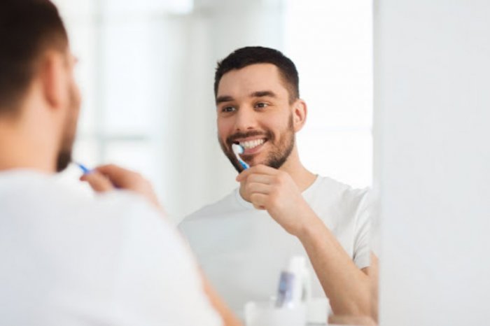 Как правильно отбеливают зубы стоматологи