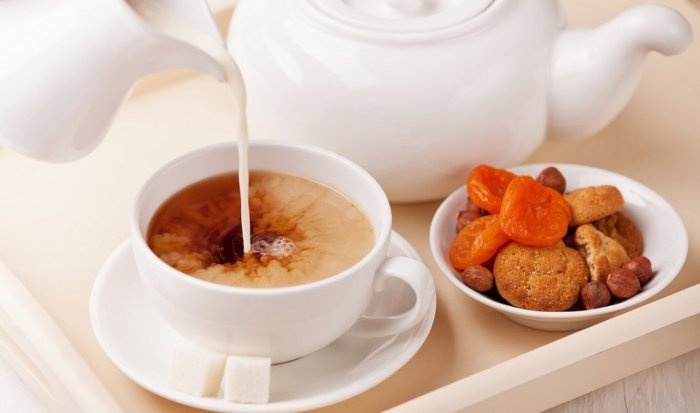 Чай с молоком в рационе питания: польза и вред напитка